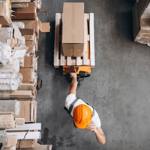 Prikaz radnika koji vuče paletu dostavne robe u Zagrebu Radnik u Zagrebu vuče paletu dostavne robe - Logistička podrška i montaža